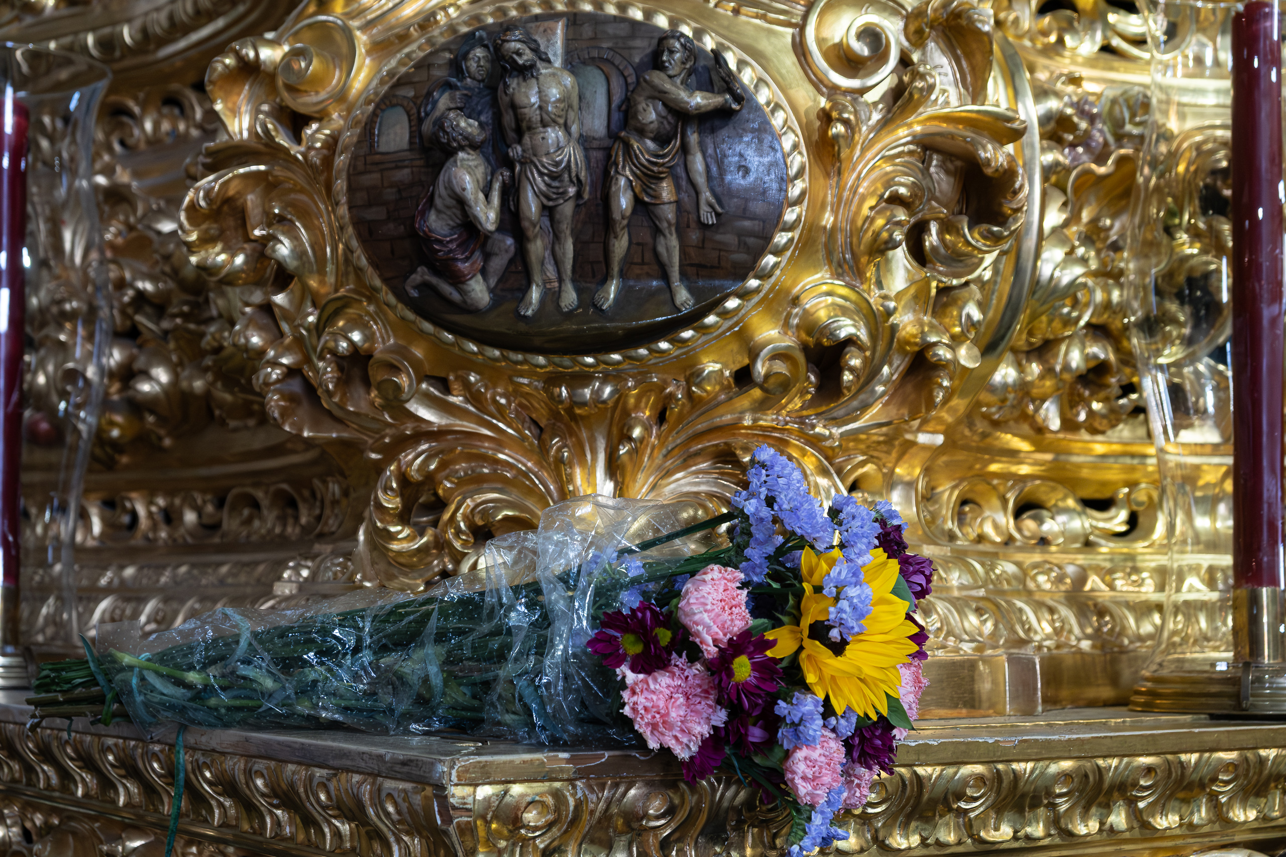 Detail eines Pasos – goldenes Barockrelief mit Blumenstrauß